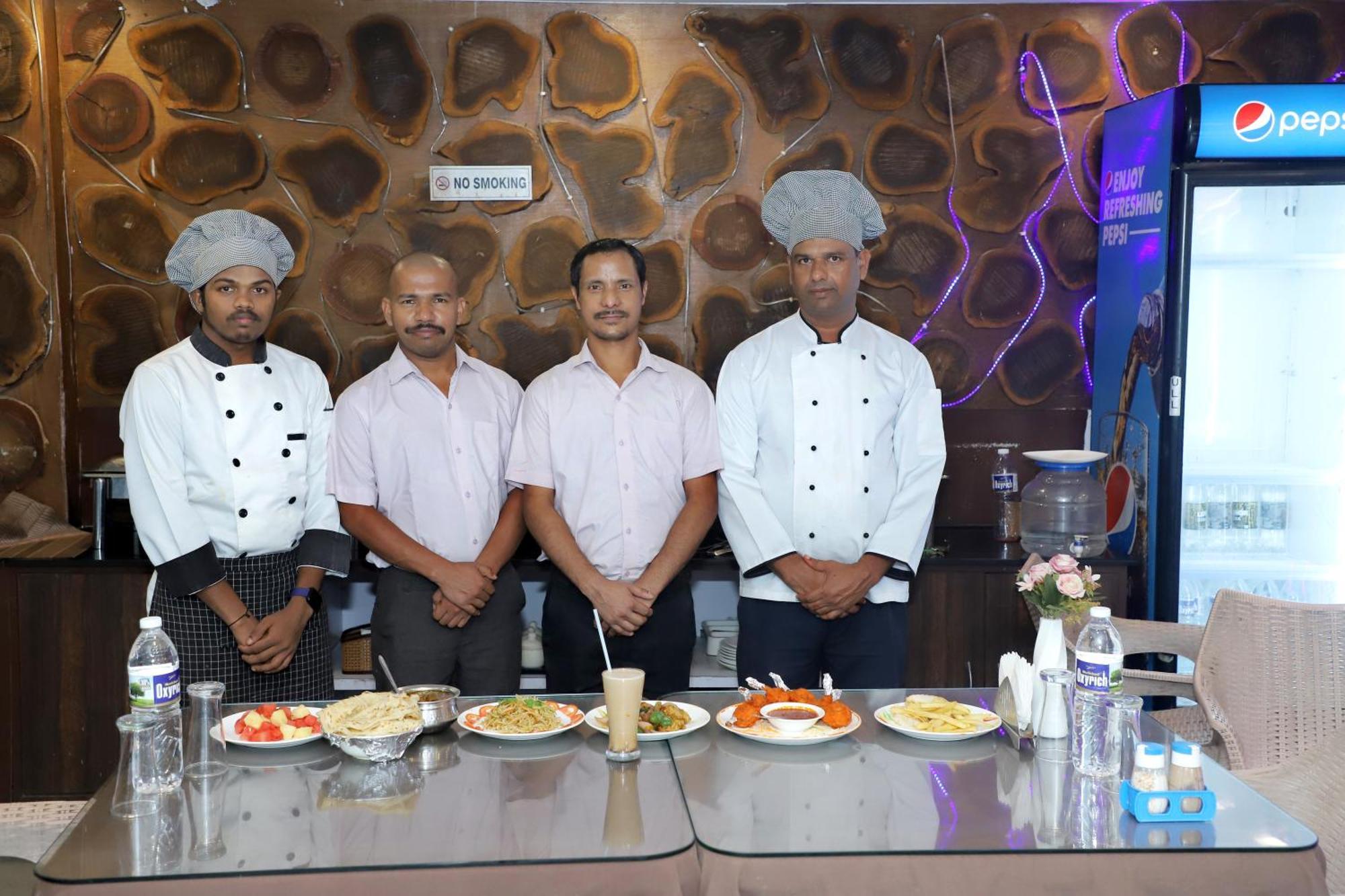 De Falcon Goa Beach Resort Candolim Exteriör bild